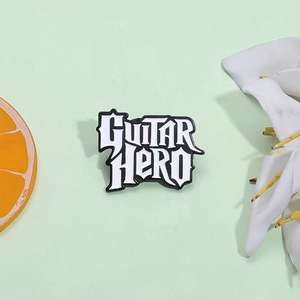 Großhandel Serie Design Benutzer definierte Metall Hut Pin Kleidung Revers Nette Cartoon Anime Brief Logo Gold Metall Hart Emaille Anstecknadel - Product Image 1