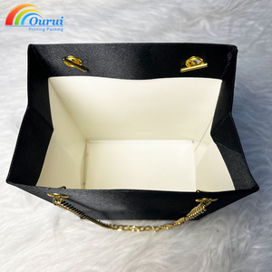 Bolsa Rectangular Negra para Joyería con Asa de Cadena Dorada y Elegante Diseño de Logotipo Impreso - Product Image 6