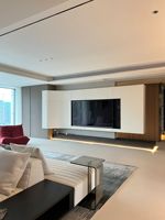 Meuble TV mural de luxe HAIYUE au design flottant moderne, console en bois sur mesure avec panneaux intégrés