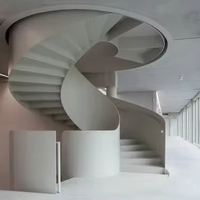 Escalier en métal courbé moderne de haute qualité avec rampe en verre pour usage intérieur dans un appartement ou une bibliothèque