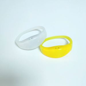 Bracelet en silicone ABS multicolores à LED activées par la musique, contrôlé à distance, compatible DMX, pour une utilisation de Noël - Product Image 6