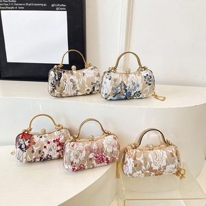 Bolso de hombro cruzado informal para mujer, novedad primavera 2025, estilo chino Cheongsam bordado con cadena dorada, ideal para cenas. - Product Image 1