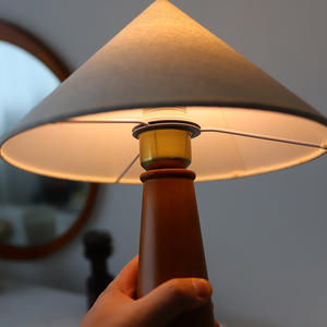 מנורת שולחן מעץ מלא בסגנון מודרני של אמצע המאה, עם אהיל בד בצורת חרוט, מנורת שולחן צד למיטה לתאורת פנים דקורטיבית - Product Image 4