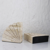 Tuohuangniu Serre-livres en marbre beige à texture éventail sculptée, faits à la main, artistiques, antidérapants, modernes et minimalistes, pour l'organisation des livres et l'étude