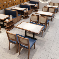 Ensemble de sièges pour restaurant commercial, chaises en bois massif, table avec plateau en faux marbre, chaises bleues rembourrées, mobilier de restaurant