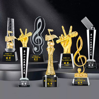 Trophée Musical Créatif Personnalisé en Verre Nianchu JB479 28cm, Microphone en Cristal, Base Dorée et Noire Polie, Vente en Gros à Prix Abordable