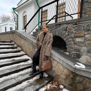 Cappotto Invernale Lungo da <span class=keywords><strong>Donna</strong></span> in Ecopelliccia, Giacca Imbottita Calda <span class=keywords><strong>Marrone</strong></span> Caffè, <span class=keywords><strong>Trench</strong></span> Lungo di Lusso Soffice e Oversize - Product Image 4