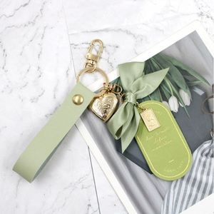 Elegante Llavero de Cuero PU con Lazo y Etiqueta con Letras Doradas, Colgante de Corazón con Estilo para Mujeres y Niñas, Bonito Adorno para Bolsos - Product Image 3