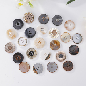 4 lỗ may Polyester biểu tượng tùy chỉnh thương hiệu phụ nữ không quần áo Áo khoác màu xám nâu thời trang ưa thích nút bán buôn các nhà sản xuất - Product Image 6