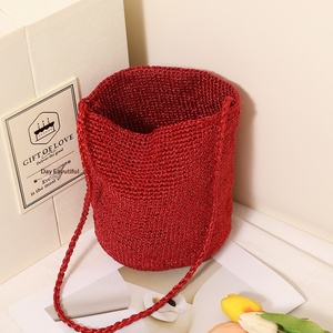 Borsa a secchiello cilindrica in paglia dorata, nuova, tinta unita, con tracolla alla moda e dettagli brillanti, intrecciata, per tutti i giorni, versatile, da spiaggia - Product Image 3
