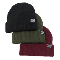 Bonnet d'hiver tricoté en laine couleur unie pastel personnalisé avec patch en caoutchouc sur mesure