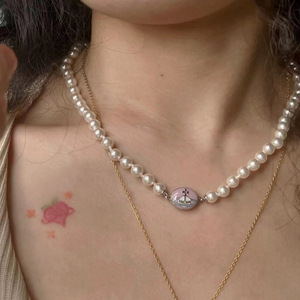 Collar de Perlas de Cerámica Esmaltada con Diseño de Saturno, Estilo Reina Occidental Vivienne, Joyería de Lujo para Mujer, Chapado en Oro, Venta al Por Mayor - Product Image 2