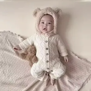 春と夏のかぎ針編みの小さなステラロンパースの赤ちゃんと幼児のためのオーガニックコットンのベビー服の女の赤ちゃんの衣装