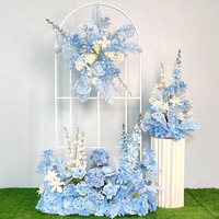 Des designs de fleurs artificielles composites multicouches conviennent aux arches de mariage et aux décors de cérémonies de remise des diplômes.