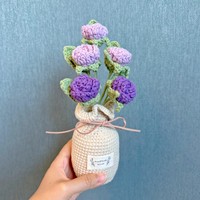 Charmant bouquet de fleurs de roses au crochet avec vase fleurs artificielles en fil de laine tricoté à la main pour la décoration intérieure et l'idée de cadeau