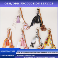 Breloque de sac en cuir personnalisée OEM/ODM avec logo, vente en gros, pendentif de sac à main de luxe avec foulard en soie et pompon, cadeau de boutique