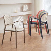 Chaise de salle à manger empilable en rotin plastique de style nordique avec dossier pour hôtel commercial et restaurant, usage intérieur