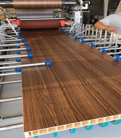 Ligne de production de portes WPC et PVC, machine de laminage automatique à chaud PUR avec moteur et pompe pour panneaux WPC/PVC/UPVC