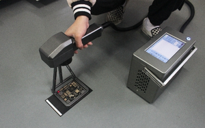 Machine de marquage et de gravure au laser à fibre portable multi-angle 20W/30W refroidie par air avec prise en charge AI/DWG/DST pour matériaux métalliques - Product Image 4