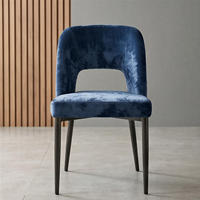 Chaise de salle à manger moderne en velours sans accoudoirs, dossier ajouré, pieds coniques en acier inoxydable noir mat, design pour la maison et l'hôtel