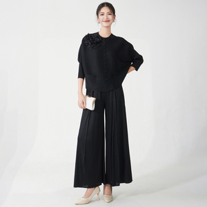 Vêtements en gros Ensemble de mode pour femmes Haut et pantalon décontractés extensibles de créateur Ensemble deux pièces plissé Miyake - Product Image 2