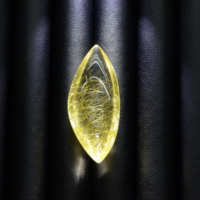 Une seule pierre de quartz rutilé pour la création de colliers