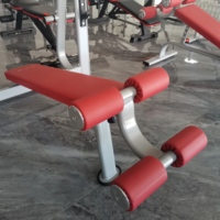 Machine multifonctionnelle à banc incliné pour l'entraînement efficace des muscles des jambes et des biceps de la poitrine des membres supérieurs et des jambes