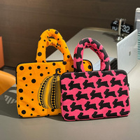 Sac fourre-tout matelassé pour femme avec logo personnalisé, sac pour ordinateur portable imprimé, étui rembourré pour ordinateur portable avec poignée