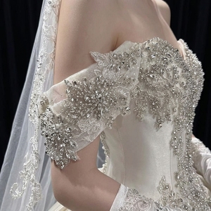 Robe de mariée ROYAL-BRIDE en satin blanc ivoire, dentelle, asymétrique, style baroque, ornée de cristaux et de broderies florales, traîne chapelle, sur mesure OEM/ODM - Product Image 2