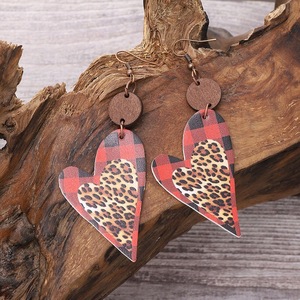 Pendientes Colgantes de Cuero con Estampado de Corazón Vintage Chic para Mujer UIONEN 863, Estilo Geométrico Moderno de Cuero Sintético - Product Image 3