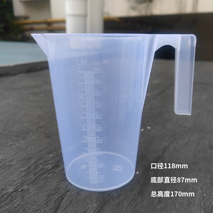 Taza medidora de plástico de 1000 ml, apta para alimentos, graduada, con asa para uso en la cocina - Product Image 1