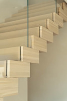 Escalier intérieur personnalisé durable en pierre naturelle et acier inoxydable, écologique, empilé, moderne, avec garde-corps en verre de luxe pour appartement et hôtel