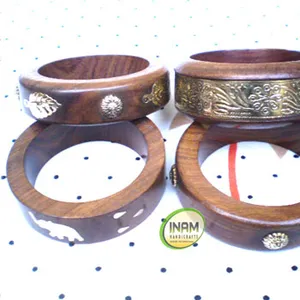 Antiguos brazaletes de madera hechos a mano hermosos y de diseñador con trabajo de incrustaciones de latón por INAM HANDICRAFTS - Product Image 1