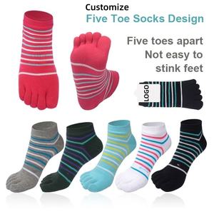Chaussettes de Pilates et de yoga personnalisables en gros, antidérapantes, à cinq doigts, pour femmes et hommes, course à pied, gym, sport - Product Image 1