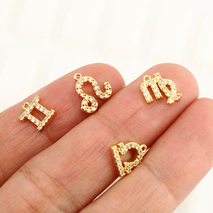 Ciondolo Zodiacale CZ7987 di Alta Qualità, Mini Charm Astrologico con Micro Pavé di Zirconi, Piccolo Ciondolo Oroscopo per Regalo di Compleanno - Product Image 2