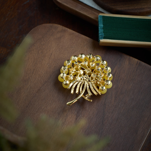 Broche originale en forme de pissenlit avec perles rondes et pierres précieuses pour femme, idéale pour les tenues de cérémonie - Product Image 5