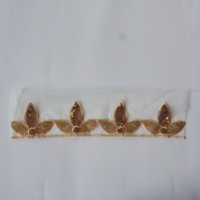Bordure en dentelle brodée de perles et de sequins en feuille d'or, avec ruban perlé superposé en forme de pétales sur maille pour la confection de robes
