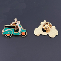 Badge personnalisé en métal émaillé moulé sous pression, en forme de voiture de sport ou d'avion, finition or antique, avec boucle de sécurité, souvenir imprimé en typographie