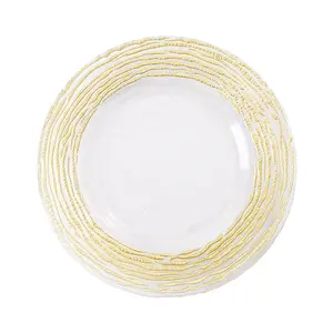 金色花边玻璃充电板装饰放在婚礼桌面餐具套装上的底板