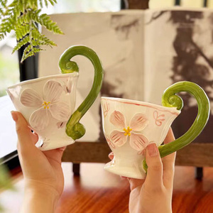 Tasse en céramique peinte à la main avec motif floral, poignée en forme <span class=keywords><strong>de</strong></span> vigne verte à fleurs <span class=keywords><strong>de</strong></span> cerisier en relief, style esthétique frais, vaisselle. - Product Image 1