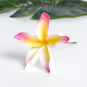 Pique à cheveux et fleur de couronne artificielle multicolore en Plumeria (Frangipani) style Hawaï pour mariée - Product Image 4