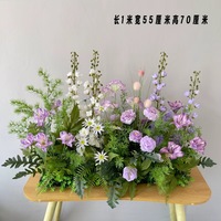 Arrangement de roses rouges faites à la main, décoration de mariage avec delphiniums artificiels, plantes et fleurs artificielles mélangées