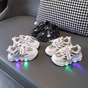 Sepatu menyala mode baru anak-anak uniseks sepatu kets LED musim semi musim gugur anak-anak berlari gaya jalan sepatu kasual bercahaya