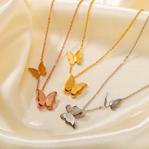 Ciondolo Personalizzato in Acciaio Inossidabile di Alta Moda <span class=keywords><strong>a</strong></span> Forma di Farfalla Placcato Oro <span class=keywords><strong>con</strong></span> Catene in Argento e Nome Personalizzato per Uomo e Donna - Product Image 1