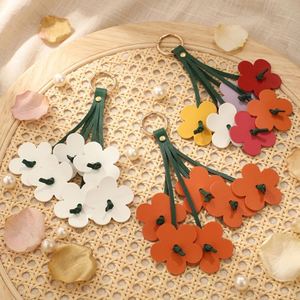Llavero de cuero PU con colgante de flor en capas, colorido y vibrante, para bolso - Product Image 1
