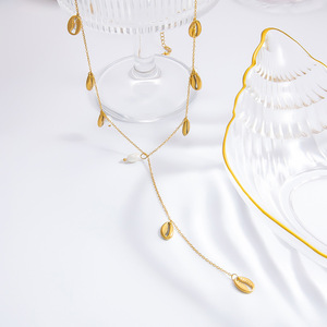 สร้อยคอจี้รูปเปลือกหอยเคลือบทองหลายชั้นประดับมุกสำหรับผู้หญิง แฟชั่นโซ่คล้องไหปลาร้า เครื่องประดับสวมใส่กับเสื้อสเวตเตอร์ - Product Image 4