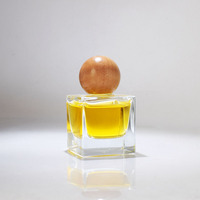Flacon de parfum carré personnalisé à faible MOQ, 30ml 50ml 100ml, en verre transparent, gris, noir, dépoli, avec bouchon en bois