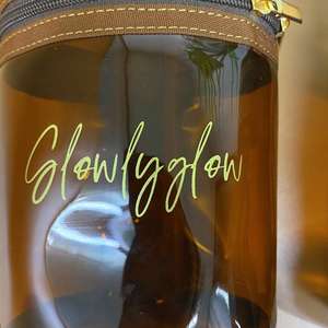 Sac de maquillage en forme de cylindre transparent en PVC marron sac à cosmétiques avec lettre personnalisée trousse de toilette à double fermeture éclair - Product Image 4