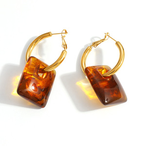 Pendientes de Aro Geométricos de Resina con Etiqueta Cuadrada Hueca, Chapados en Oro de 18k, Acero Inoxidable, para Uso Diario - Product Image 5