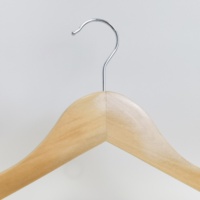 Bandes de cintre en bois pour garde-robe avec encoches carré antidérapant de couleur naturelle